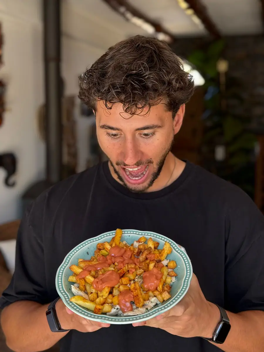 Treinador da Step One com um prato de comida